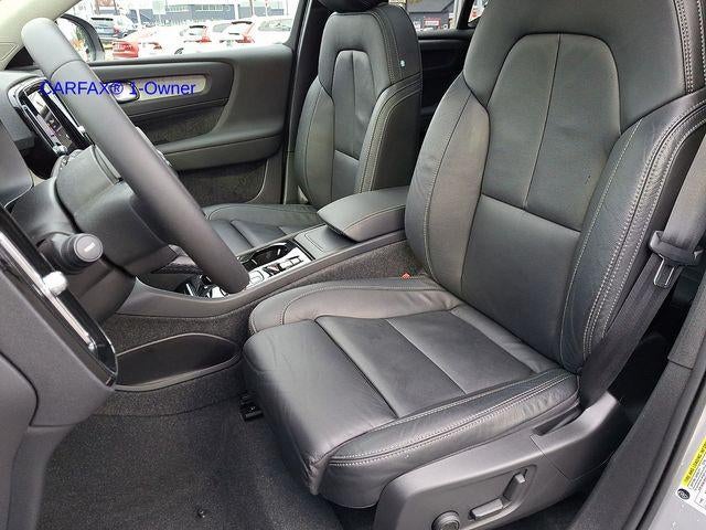 2023 Volvo XC40 B5 AWD Plus Dark Theme