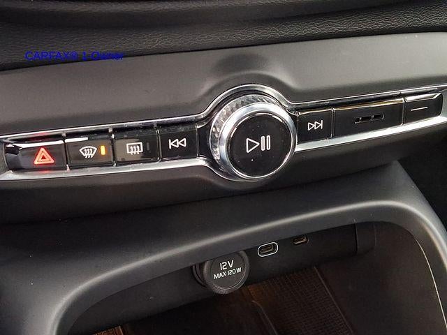 2023 Volvo XC40 B5 AWD Plus Dark Theme