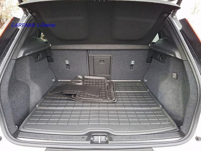 2023 Volvo XC40 B5 AWD Plus Dark Theme