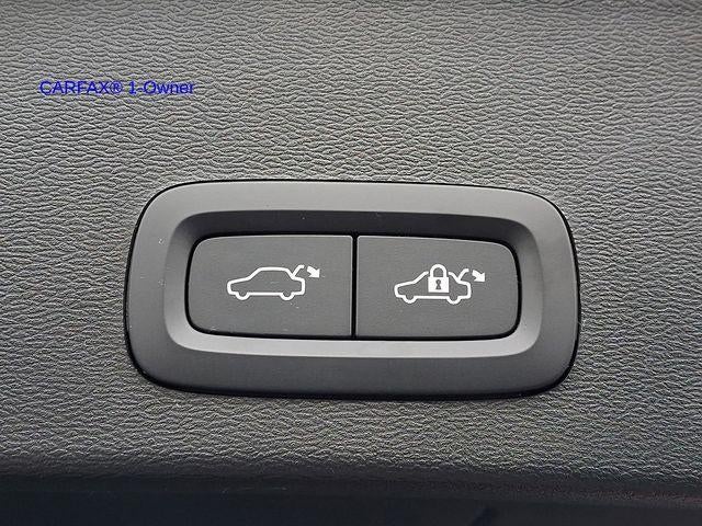 2023 Volvo XC40 B5 AWD Plus Dark Theme