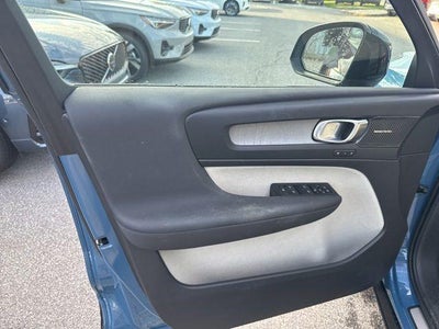 2023 Volvo XC40 B5 AWD Ultimate Dark Theme