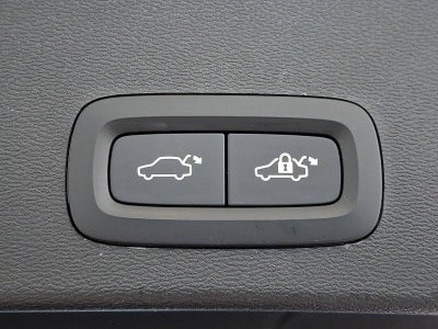 2024 Volvo XC40 B5 AWD Plus Dark Theme