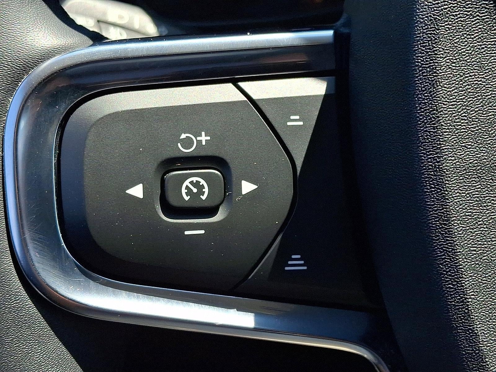 2024 Volvo XC40 B5 AWD Plus Dark Theme