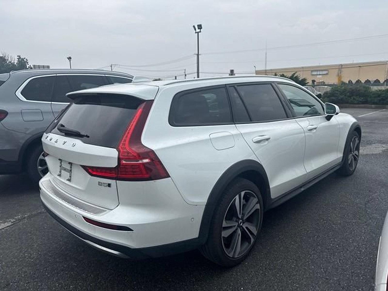 2024 Volvo V60 Cross Country B5 AWD Plus