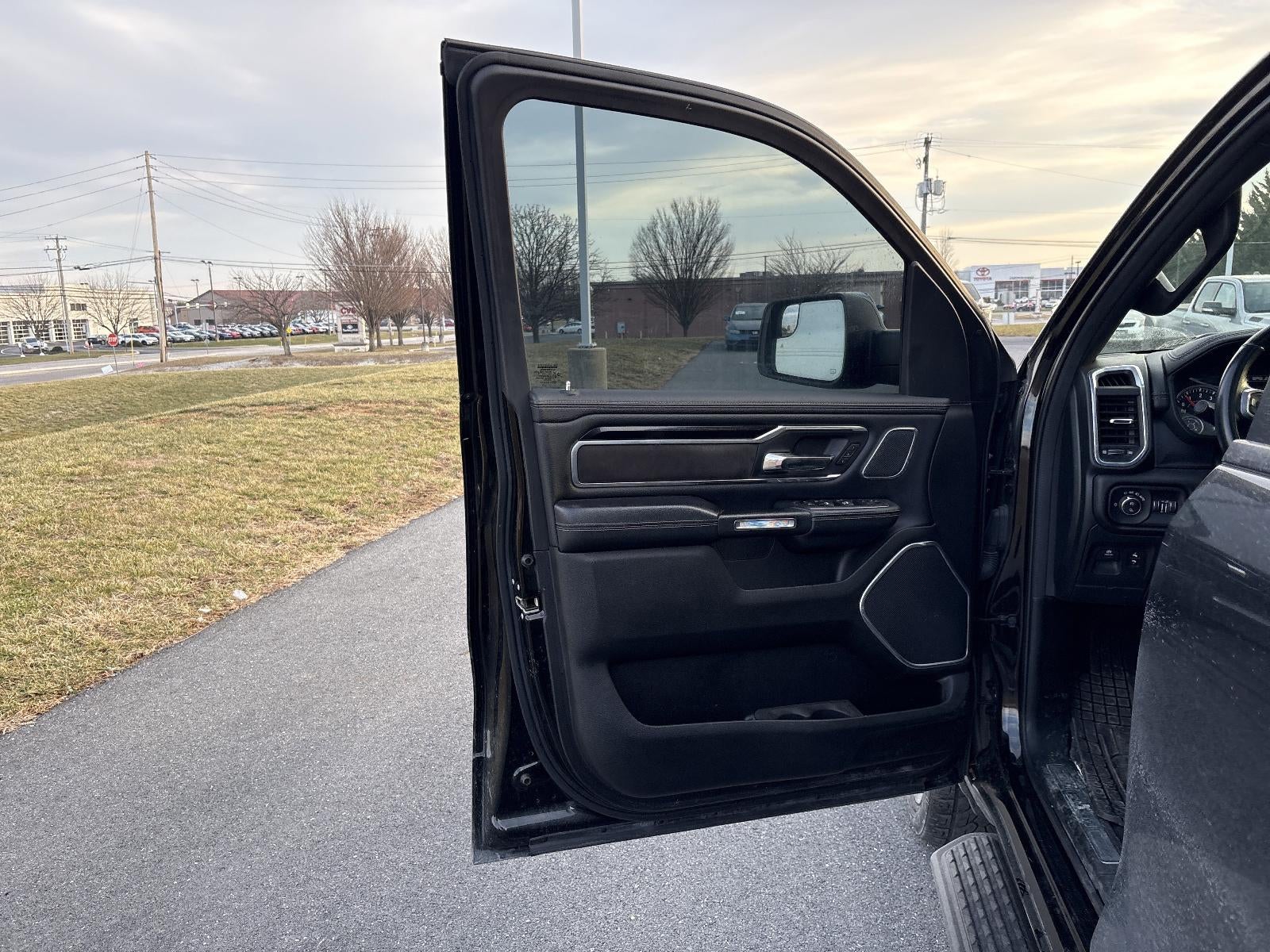 2022 RAM 1500 Laramie 4x4 Crew Cab 5'7" Box