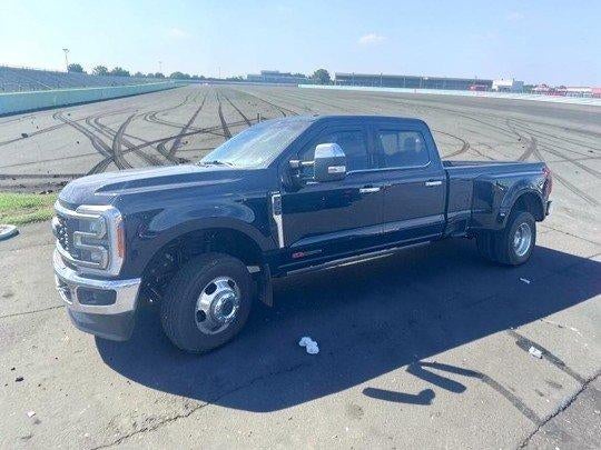 2023 Ford Super Duty F-350 DRW LARIAT 4WD Crew Cab 8' Box
