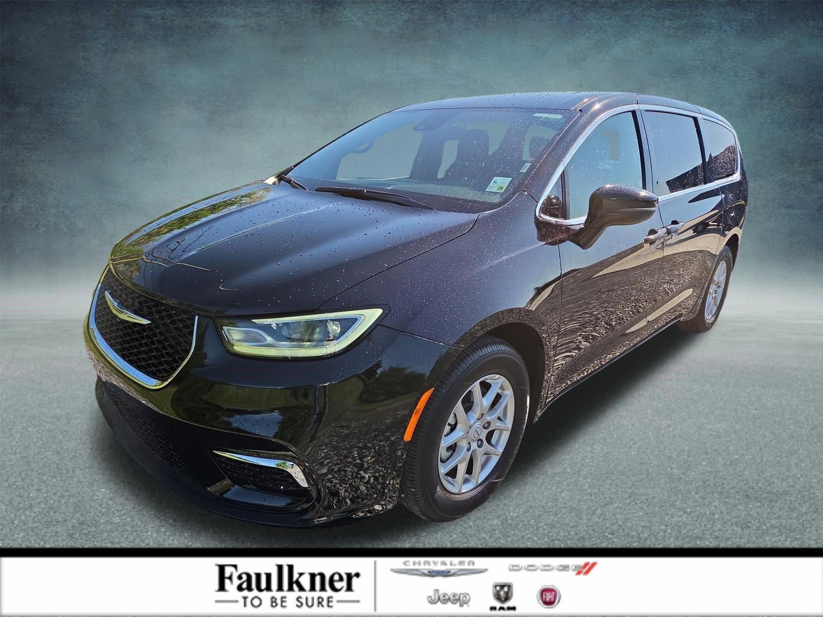2026 Chrysler Pacifica Select's photo
