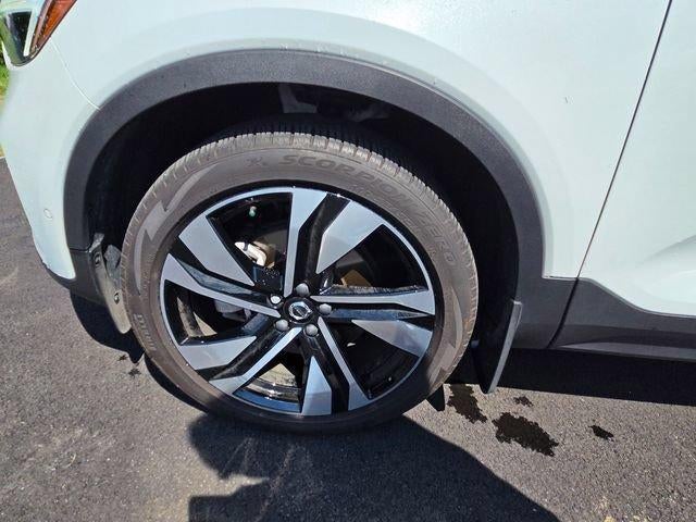 2024 Volvo XC40 B5 AWD Plus Bright Theme