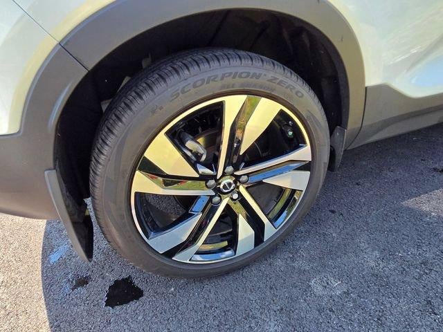 2024 Volvo XC40 B5 AWD Plus Bright Theme