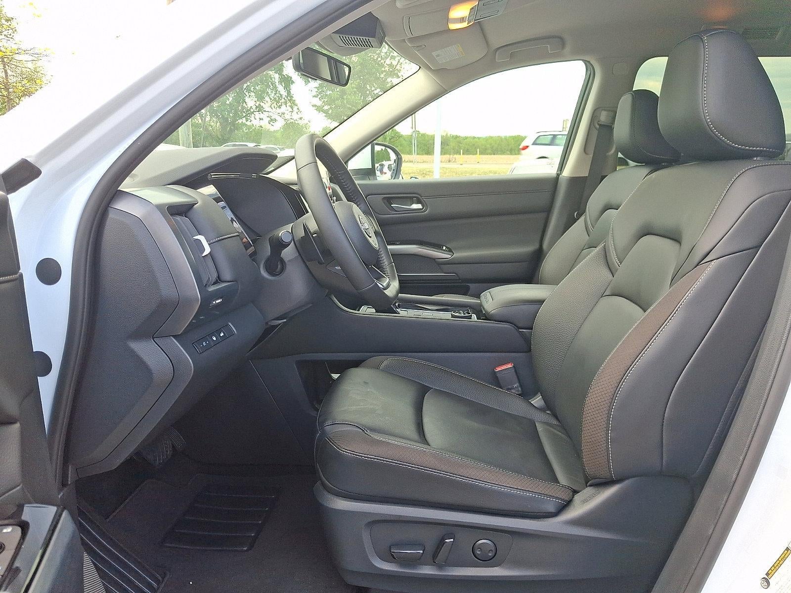 2025 Nissan Pathfinder SL