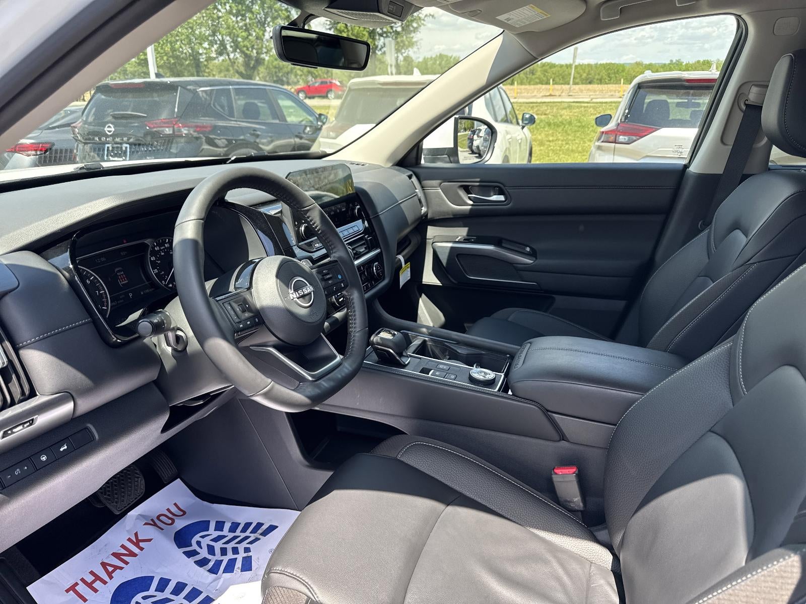 2025 Nissan Pathfinder SL