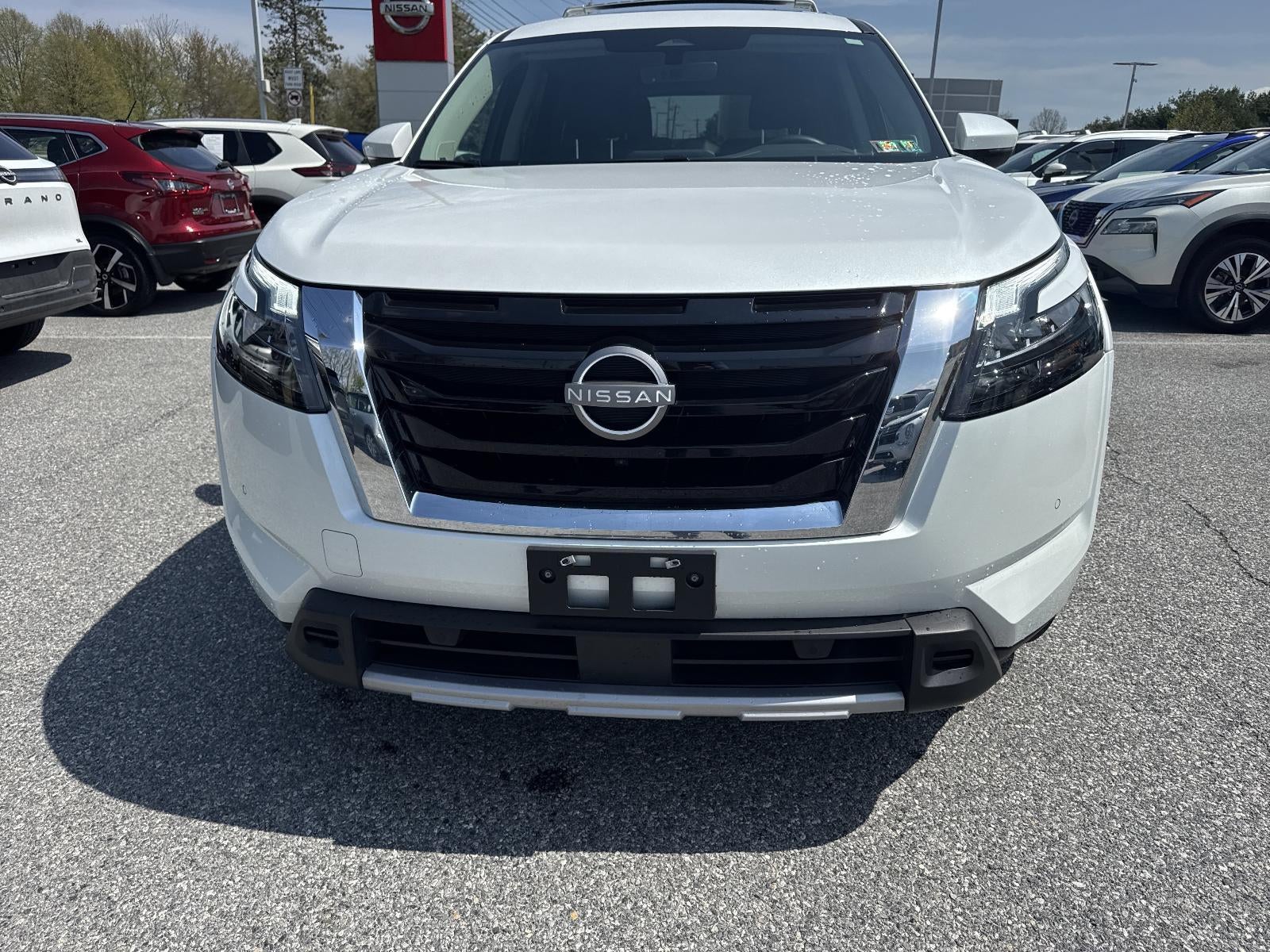 2025 Nissan Pathfinder SL