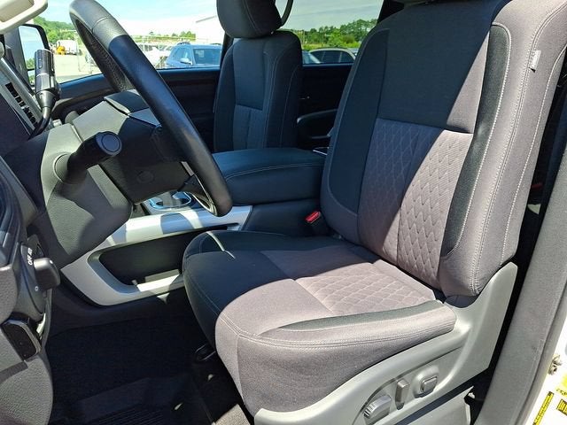 2024 Nissan TITAN Crew Cab SV 4x4