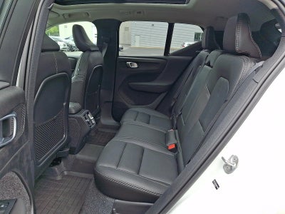 2025 Volvo XC40 B5 AWD Core Bright Theme