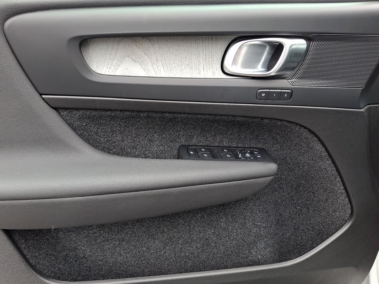 2025 Volvo XC40 B5 AWD Core Bright Theme