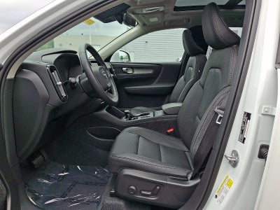 2025 Volvo XC40 B5 AWD Core Bright Theme