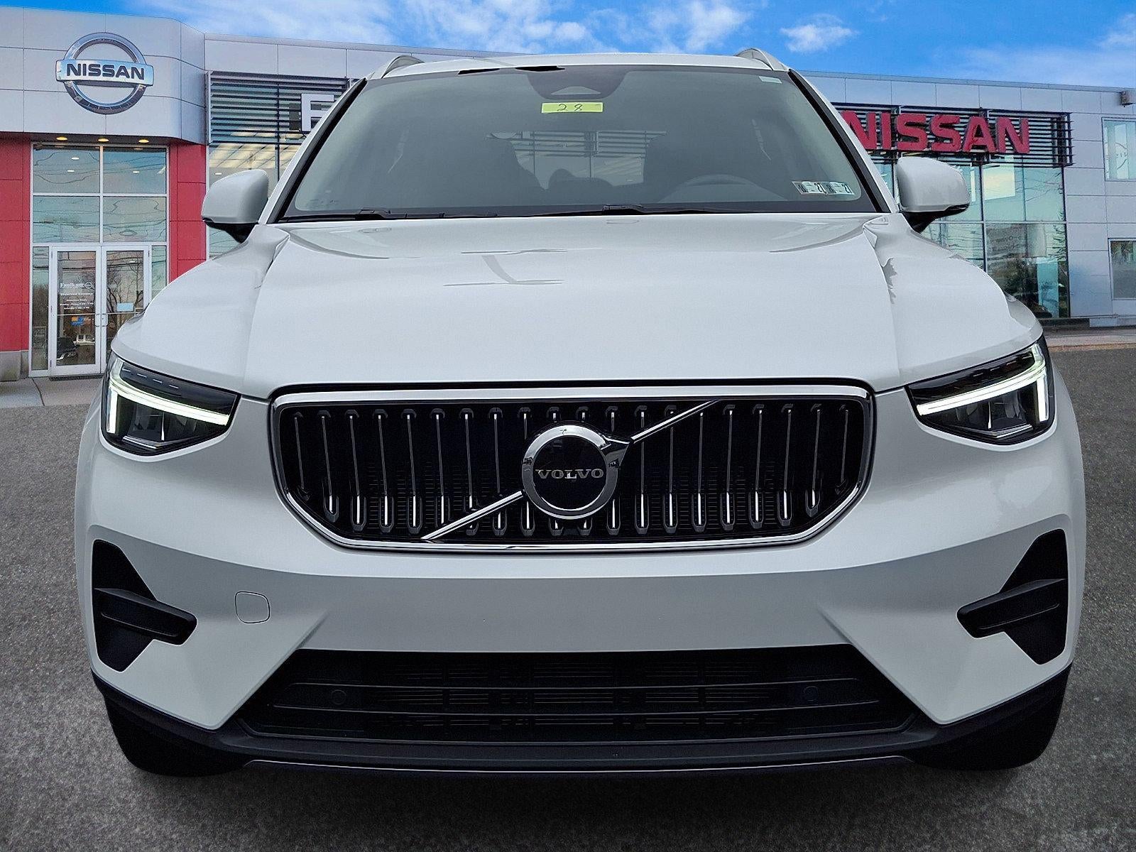 2025 Volvo XC40 B5 AWD Core Bright Theme