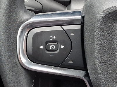 2025 Volvo XC40 B5 AWD Core Bright Theme