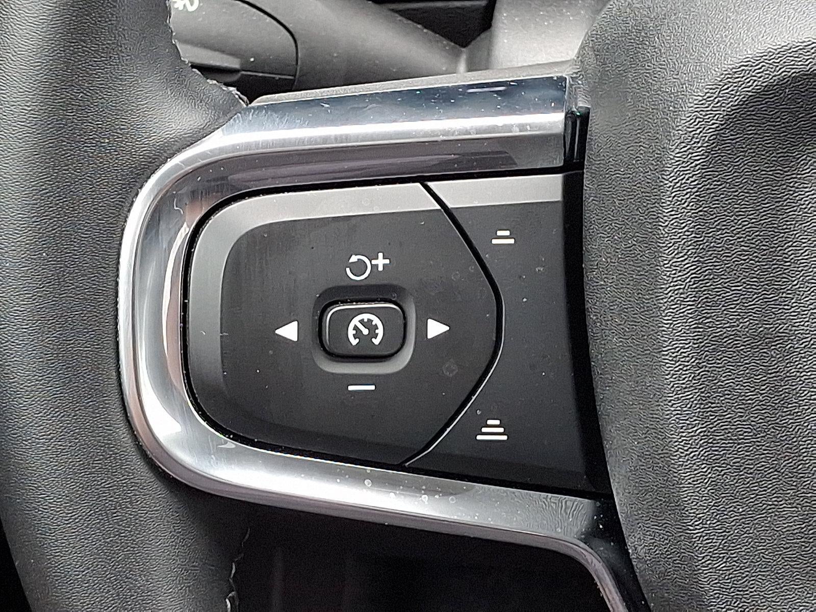 2025 Volvo XC40 B5 AWD Core Bright Theme