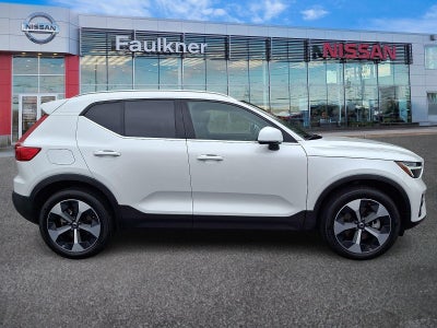 2025 Volvo XC40 B5 AWD Core Bright Theme