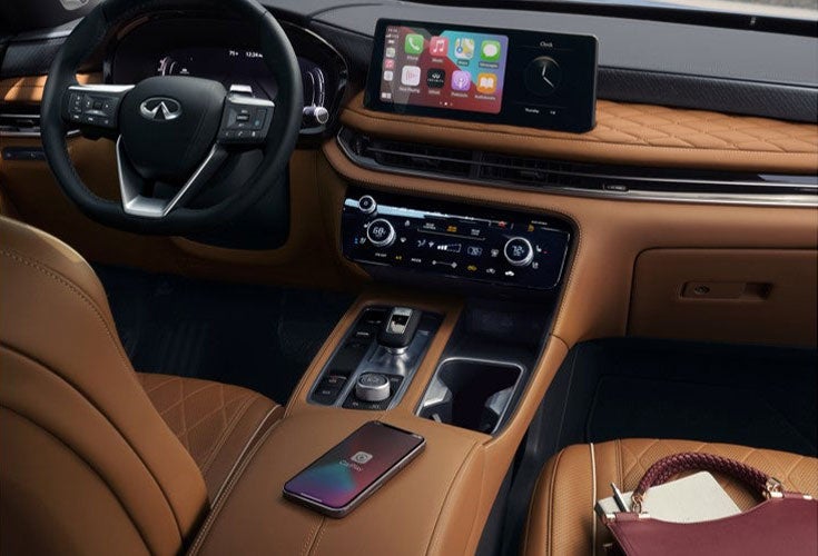 Dashboard and infotainment system of the INFINITI QX60 with smartphone connectivity